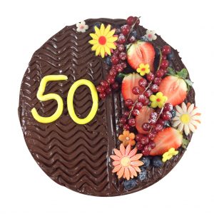 Okrúhla narodeninová torta poliata čokoládou 50ka | Cukráreň Elezi